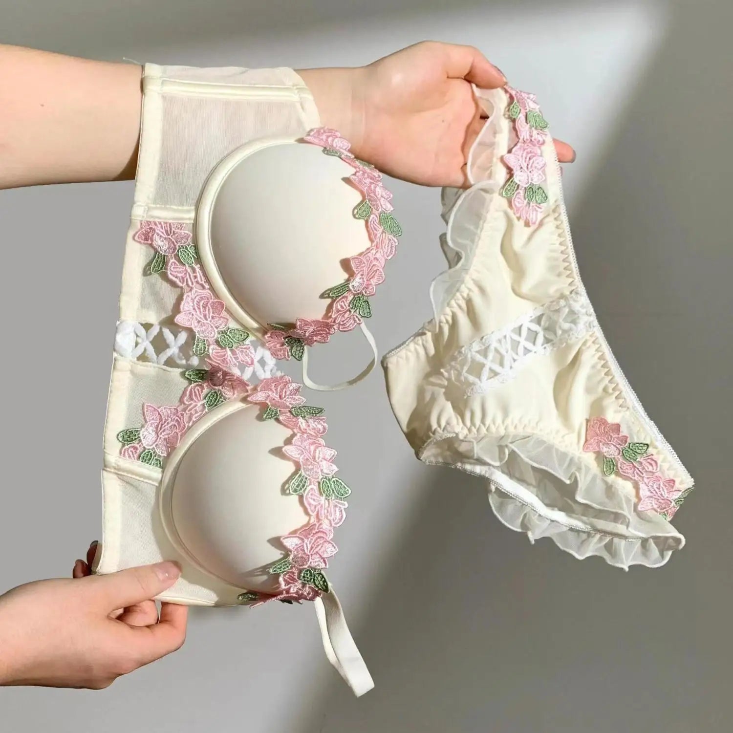 New French Retro Cute Lace Sweet Floral Embroidery Bra Push-Up Bra
