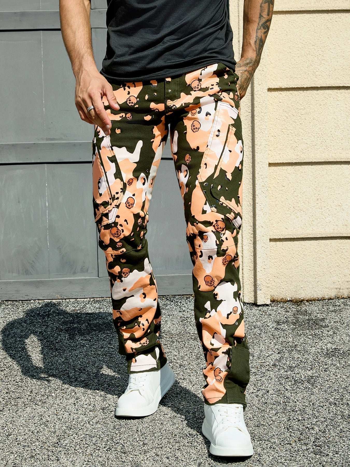 Men stretch twill trousers, full strip print and embroidery, two pockets in front, two covers in back with open zipper-16